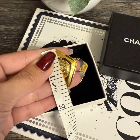 CHANEL Vintage Gold Diamond CC Logo Clip On Earrings - Picture 3 of 7